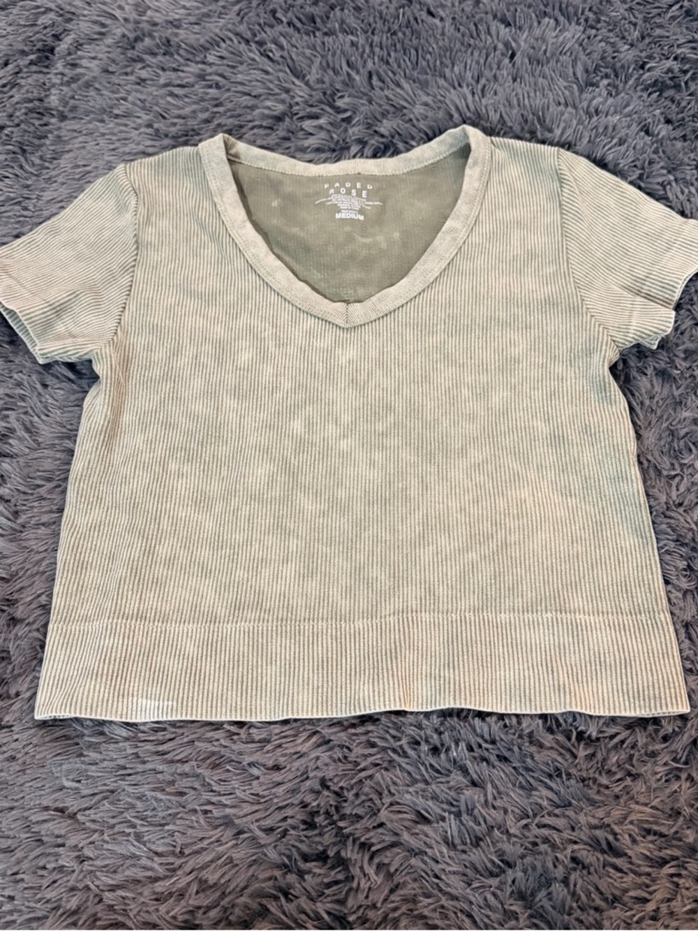 Faded Rose Ribbed V‑Neck Short Sleeve Top in Olive Sz M